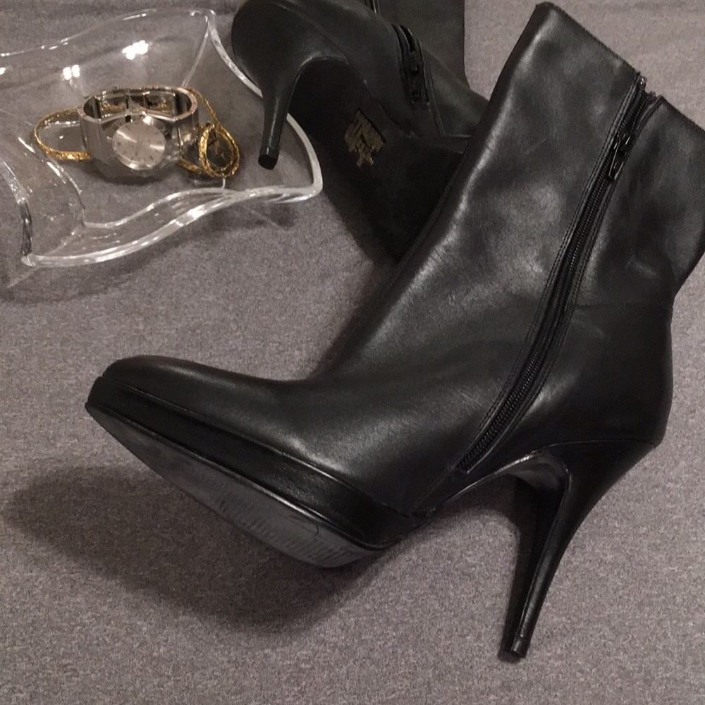 Beautiful  REAL leather stilettos size 8 BAKERS